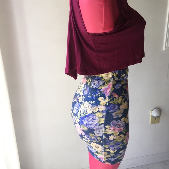 BOGO Floral mini pencil skirt - Picture 2 of 4